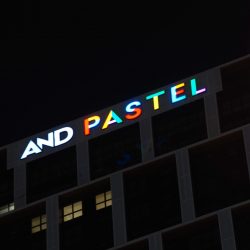 And pastel çatı tabelası