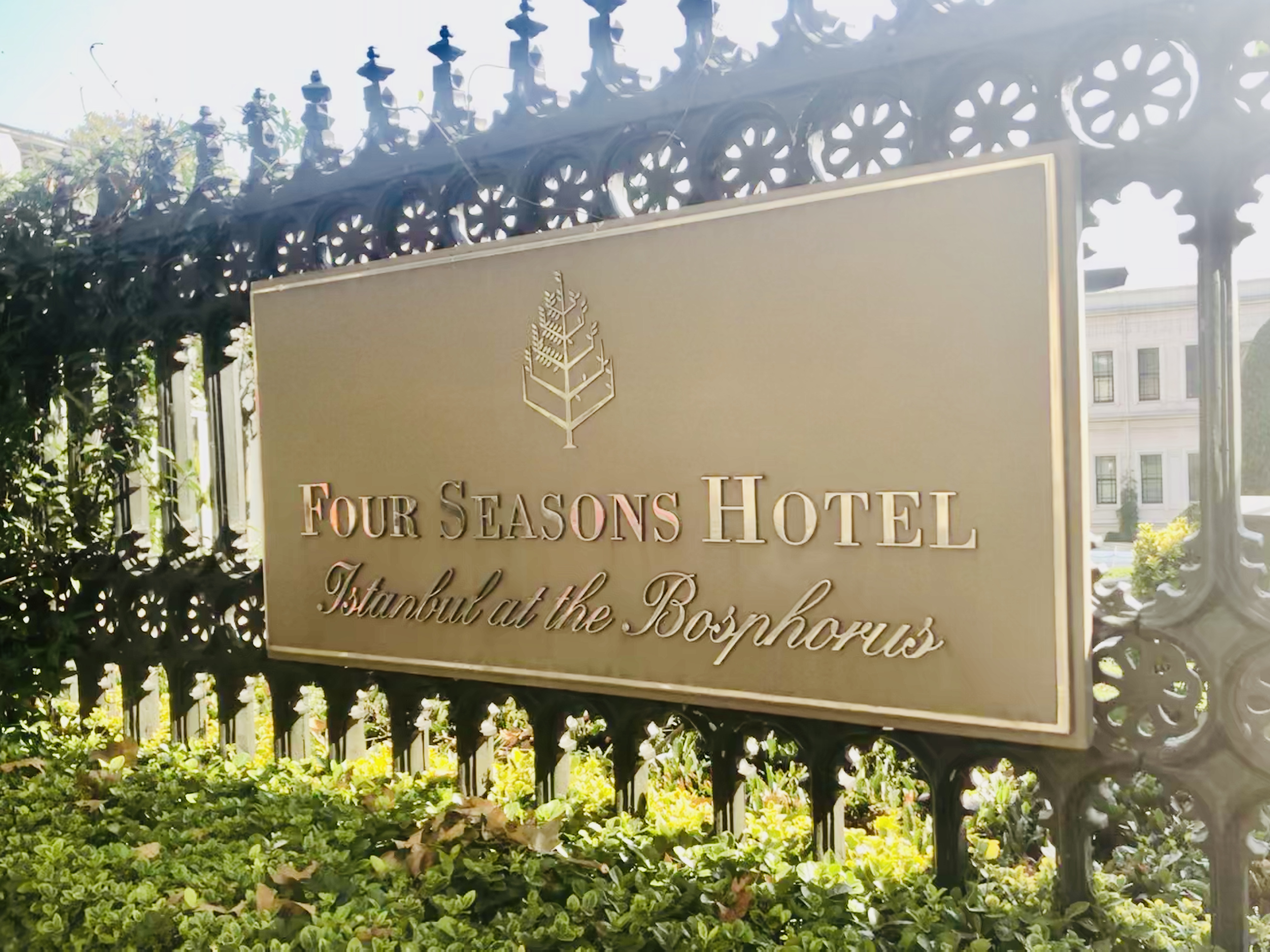 Giriş tabela four seasons hotel